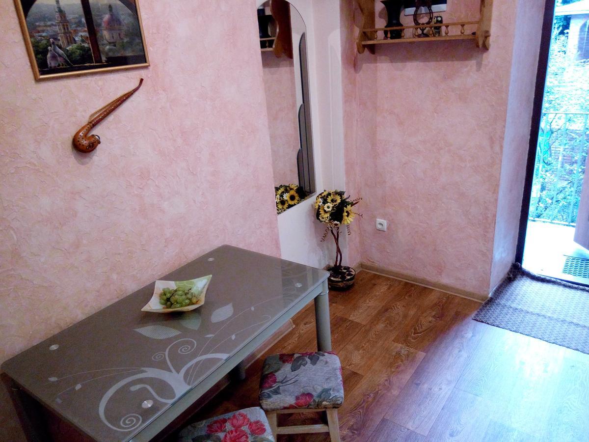 Flat On Sheptytskykh *