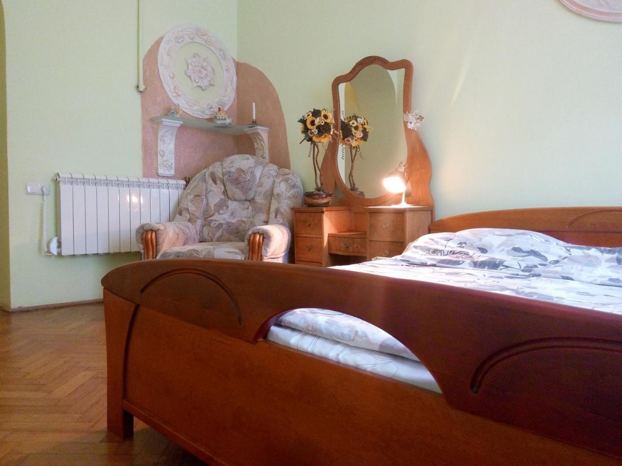 Flat On Sheptytskykh *